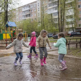 Детская площадка рядом с продлёнкой