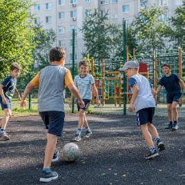 Ребёнок прыгает на скакалке